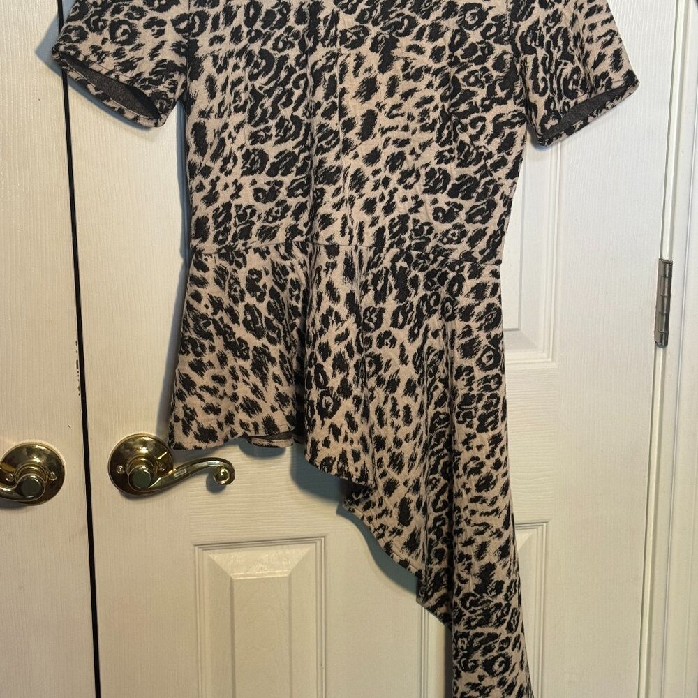 Funky Fun Vince Camuto Blouse Shirt Top Animal Print Asymmetrical XS